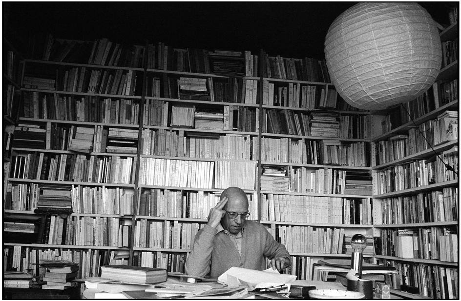 Michel Foucault lit dans son bureau parisien.