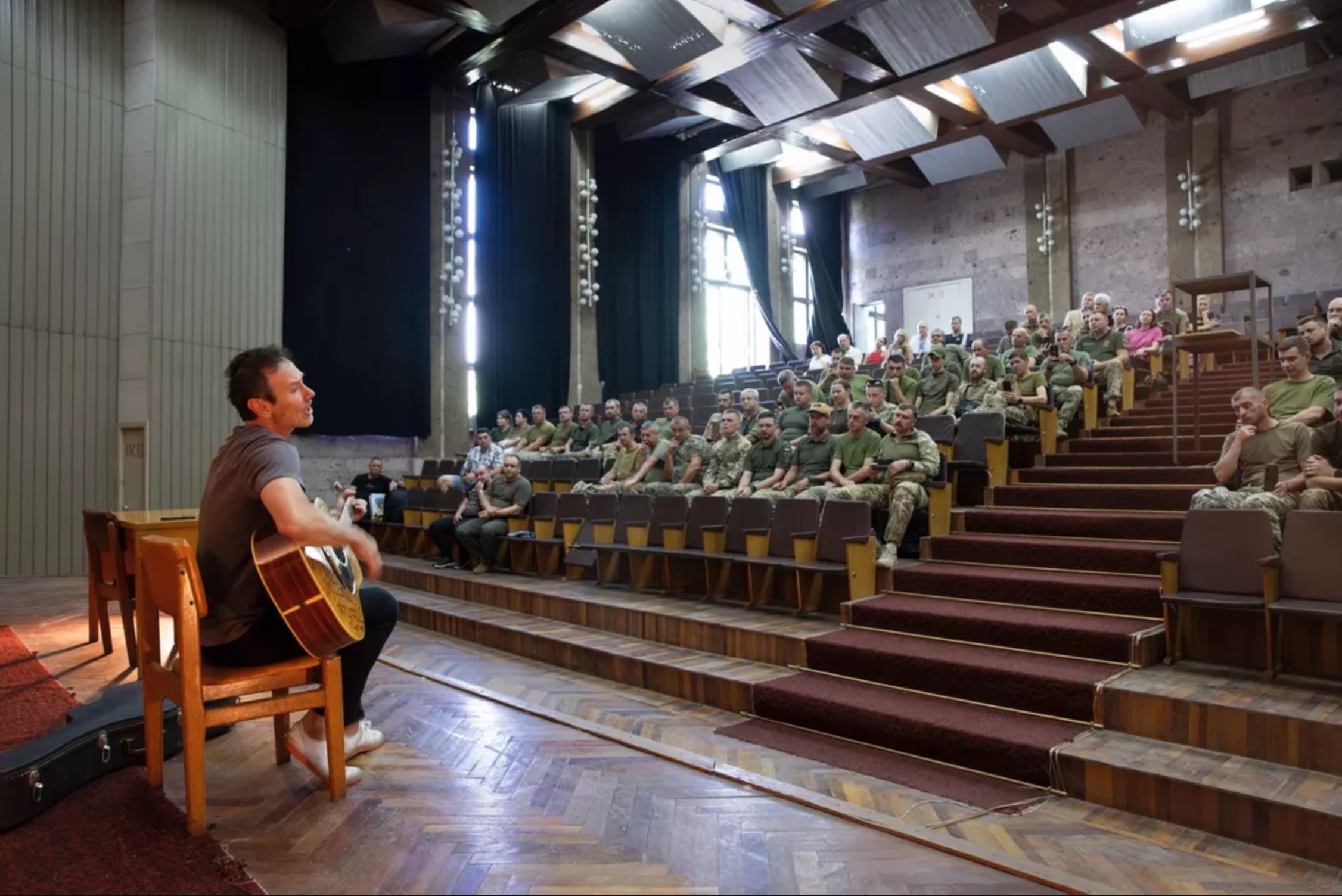 Le chanteur Slava Vakarchuk joue  pour la la 42e brigade mécanisée, près de Kharkiv,  en Ukraine. 