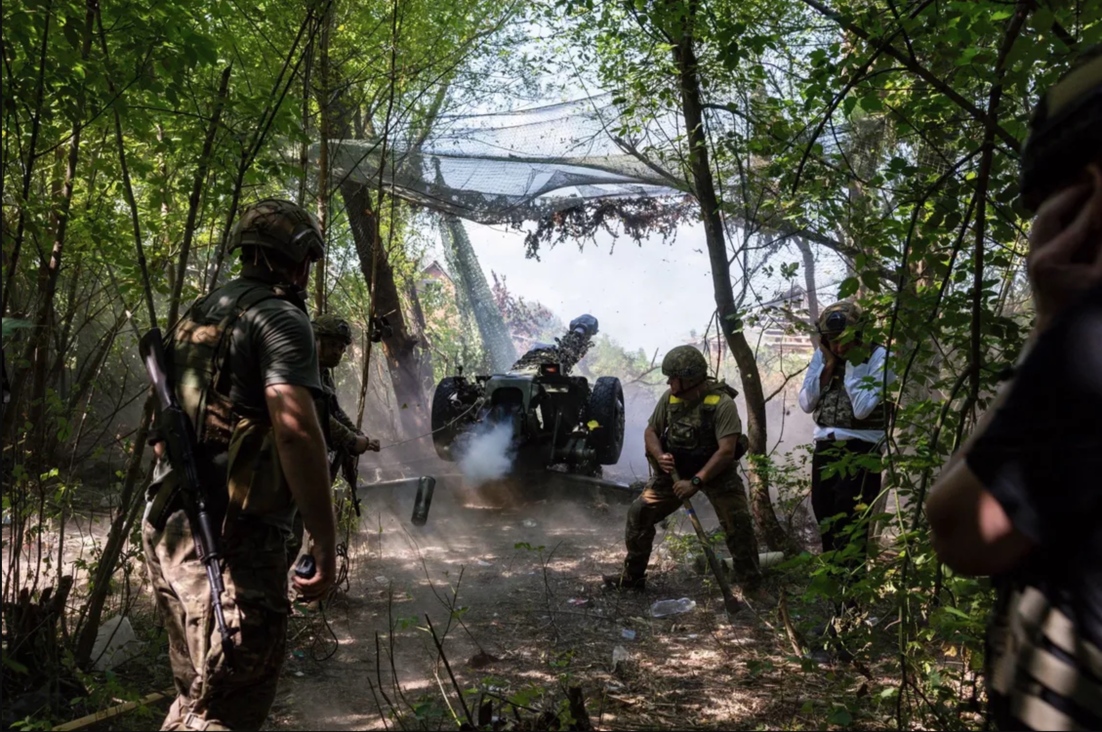 Des. soldats ukrainiens, tirent au canon de 155 mm depuis une position d’artillerie à Lyptsi.