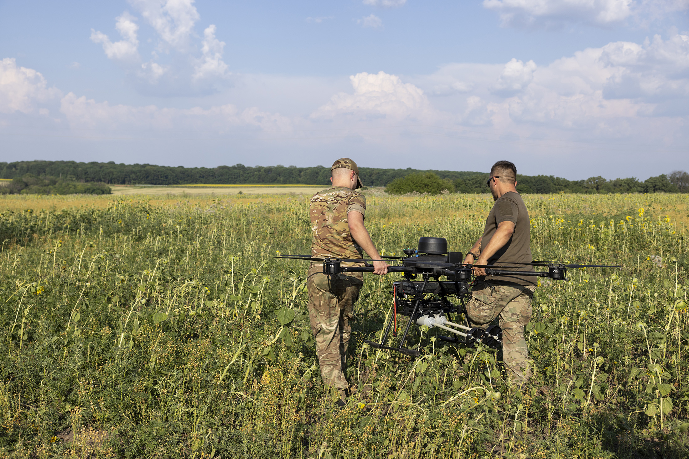 Des membres du bataillon de drones Achilles, qui fait partie de la 92e brigade ukrainienne, préparent un drone près de Kharkiv. Photo : Marc Roussel