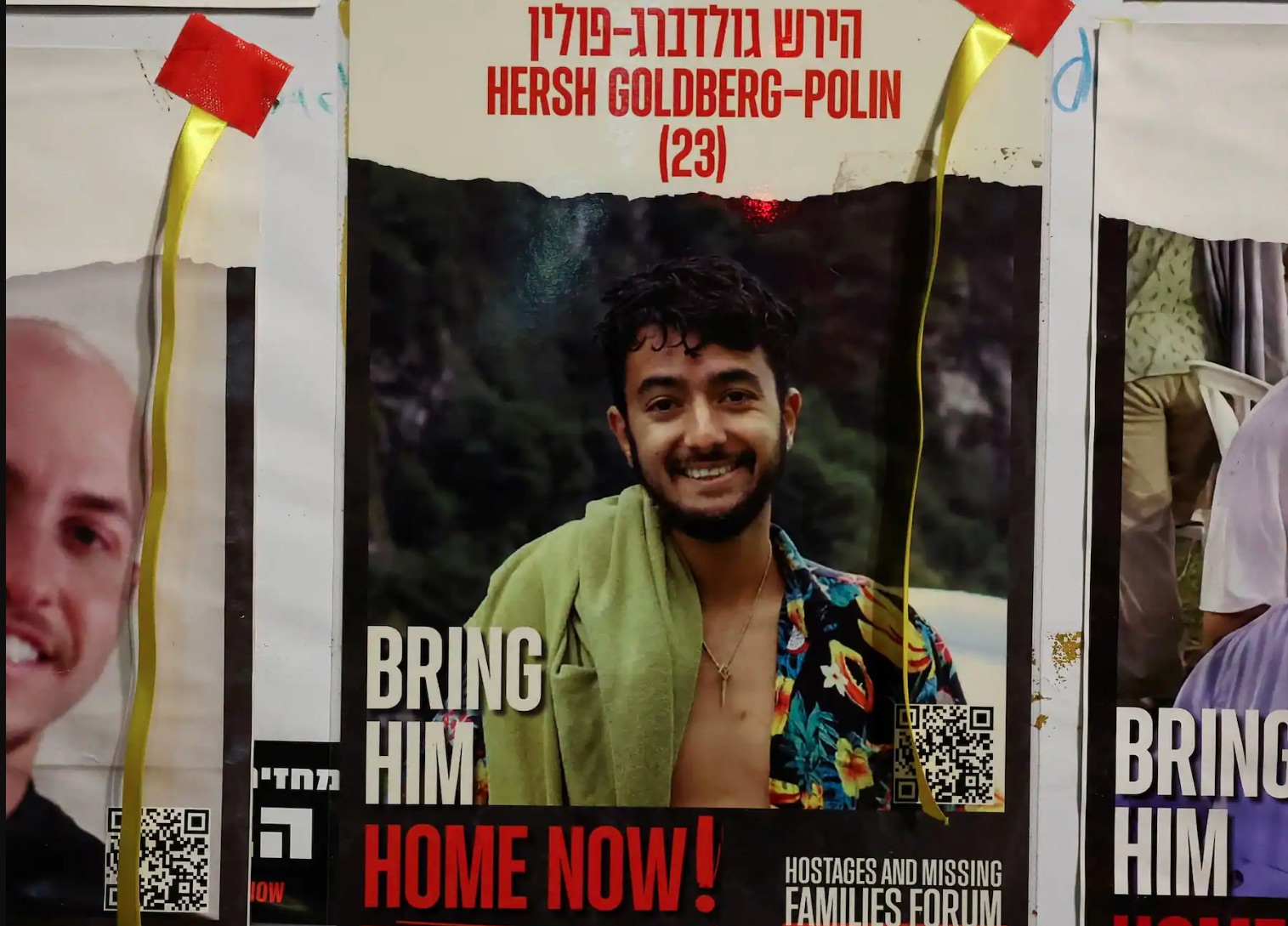 Une affiche arborant le visage de Hersh Goldberg-Polin, otage israélien du Hamas.