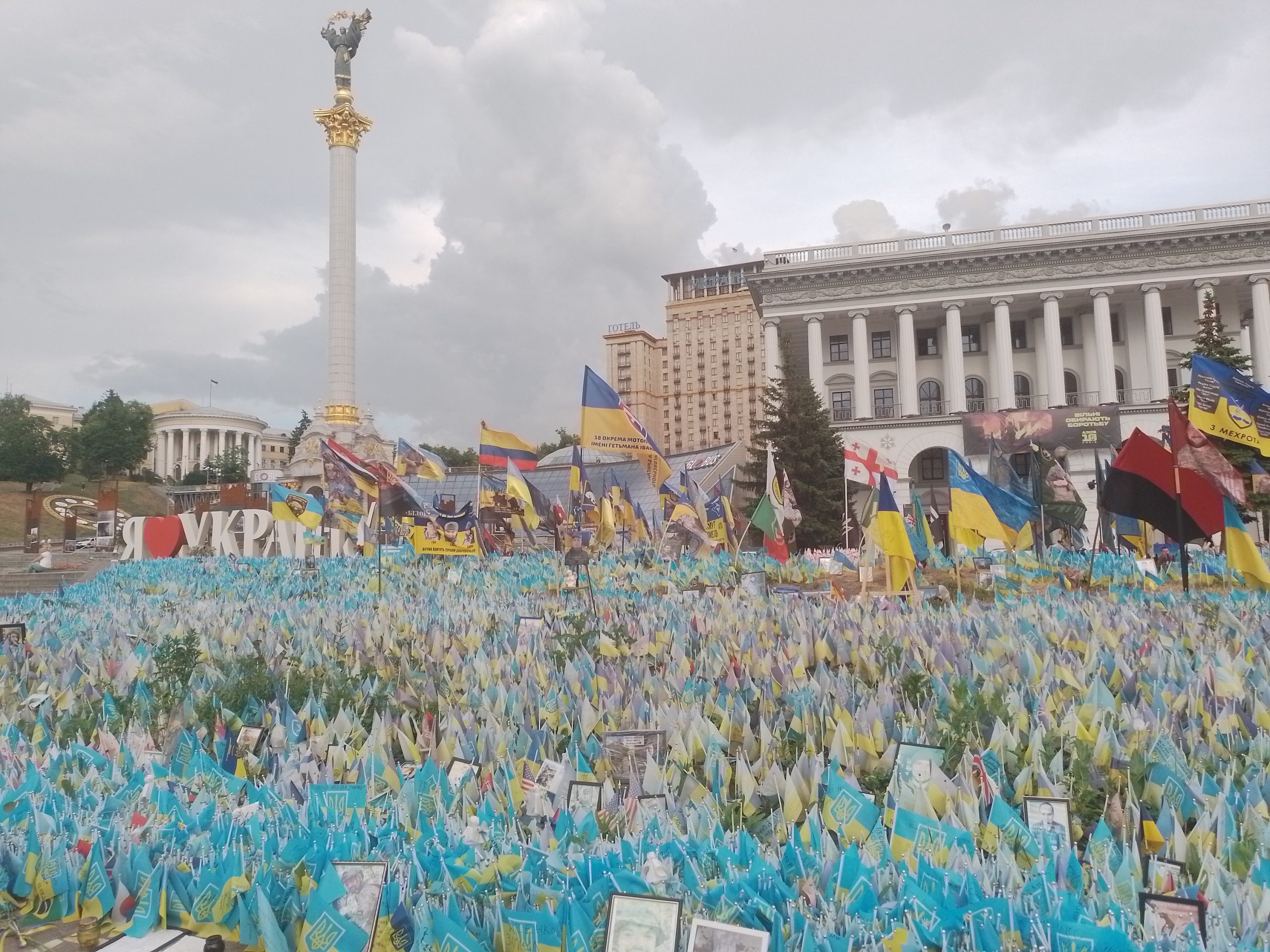 Des drapeaux ukrainiens sont brandis à la Place du Maïdan, à Kyiv.