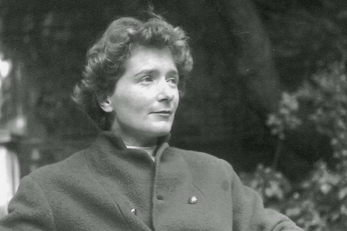 Portrait en noir et blanc de Hélène Bessette après la remise du Prix Cazes, dans les jardins de Gallimard.