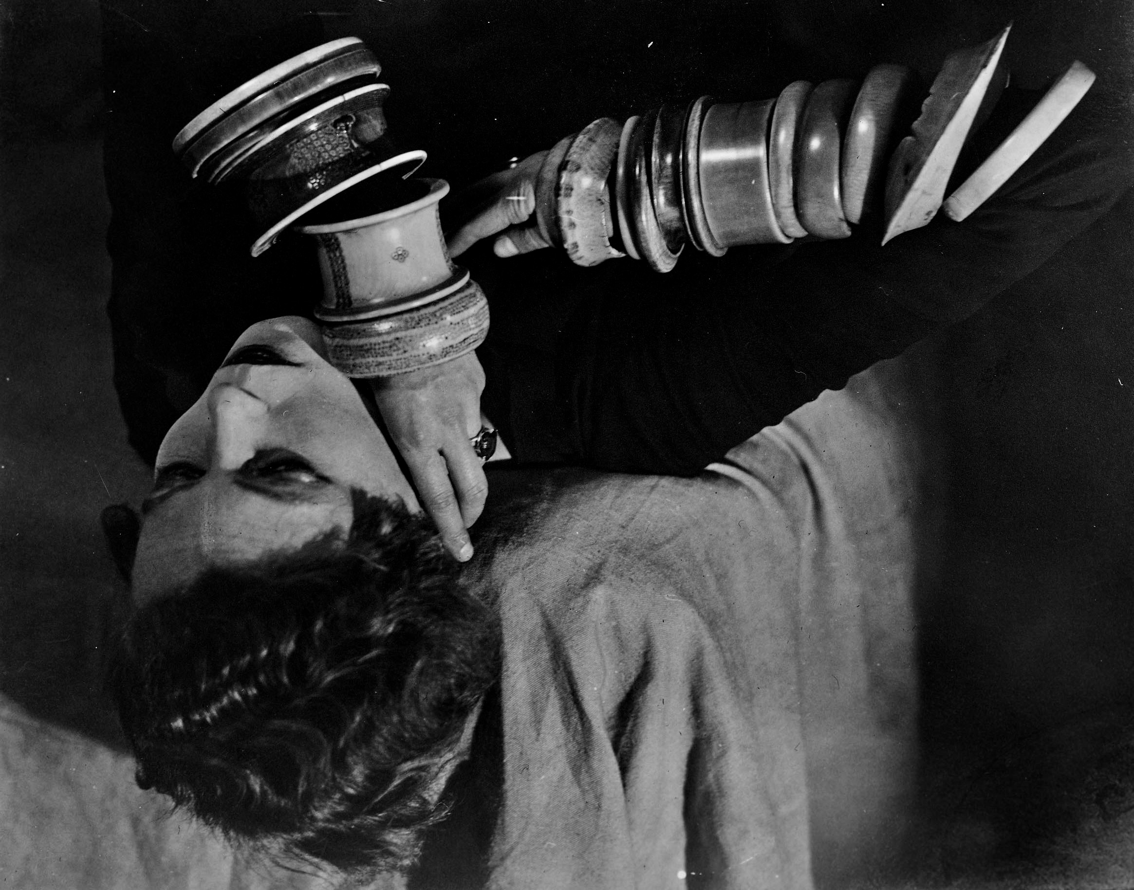 Photo en noir et blanc de Nancy Cunard, avec des bracelets, en 1926.