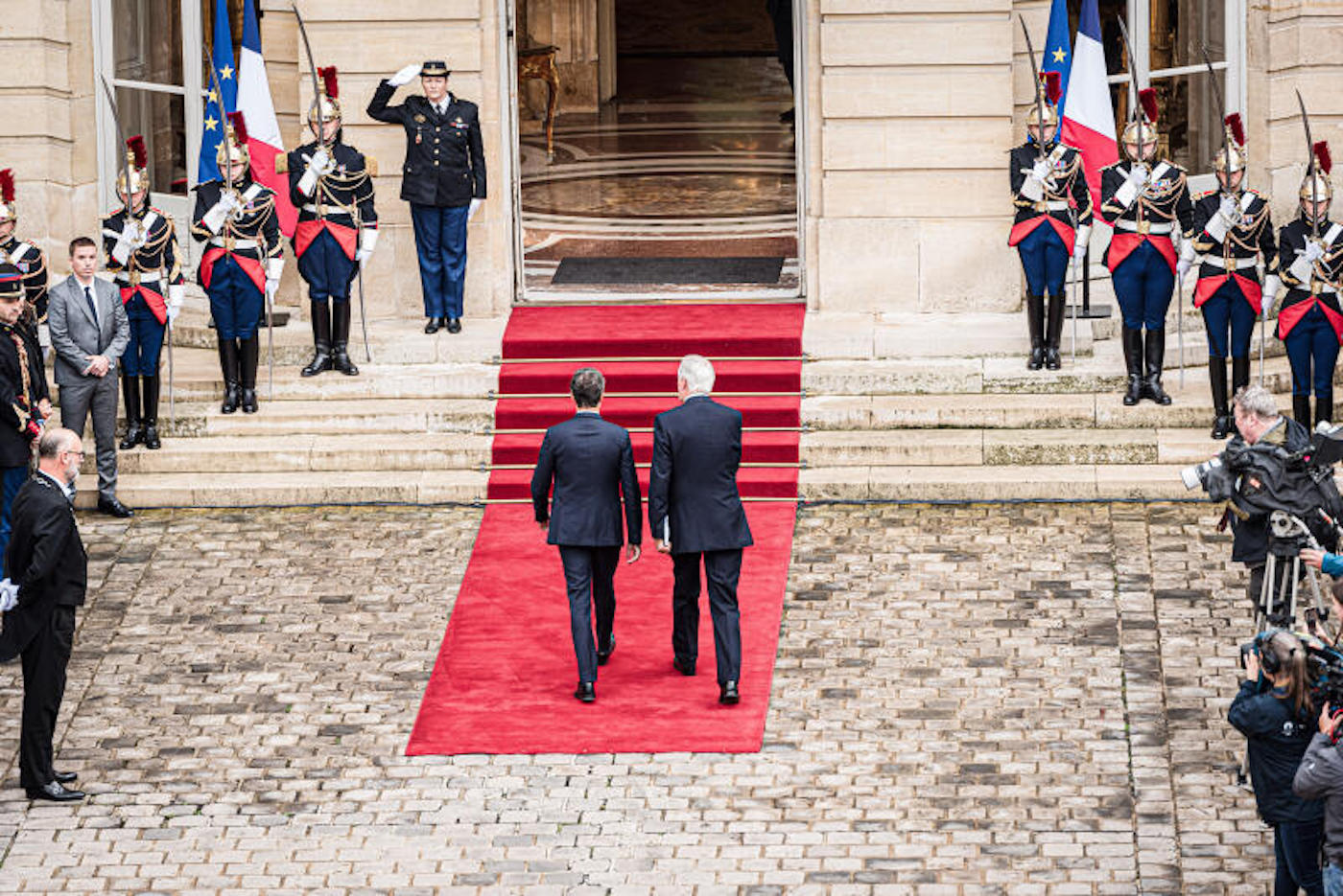 Le premier ministre sortant, Gabriel Attal, accueille son successeur, Michel Barnier.