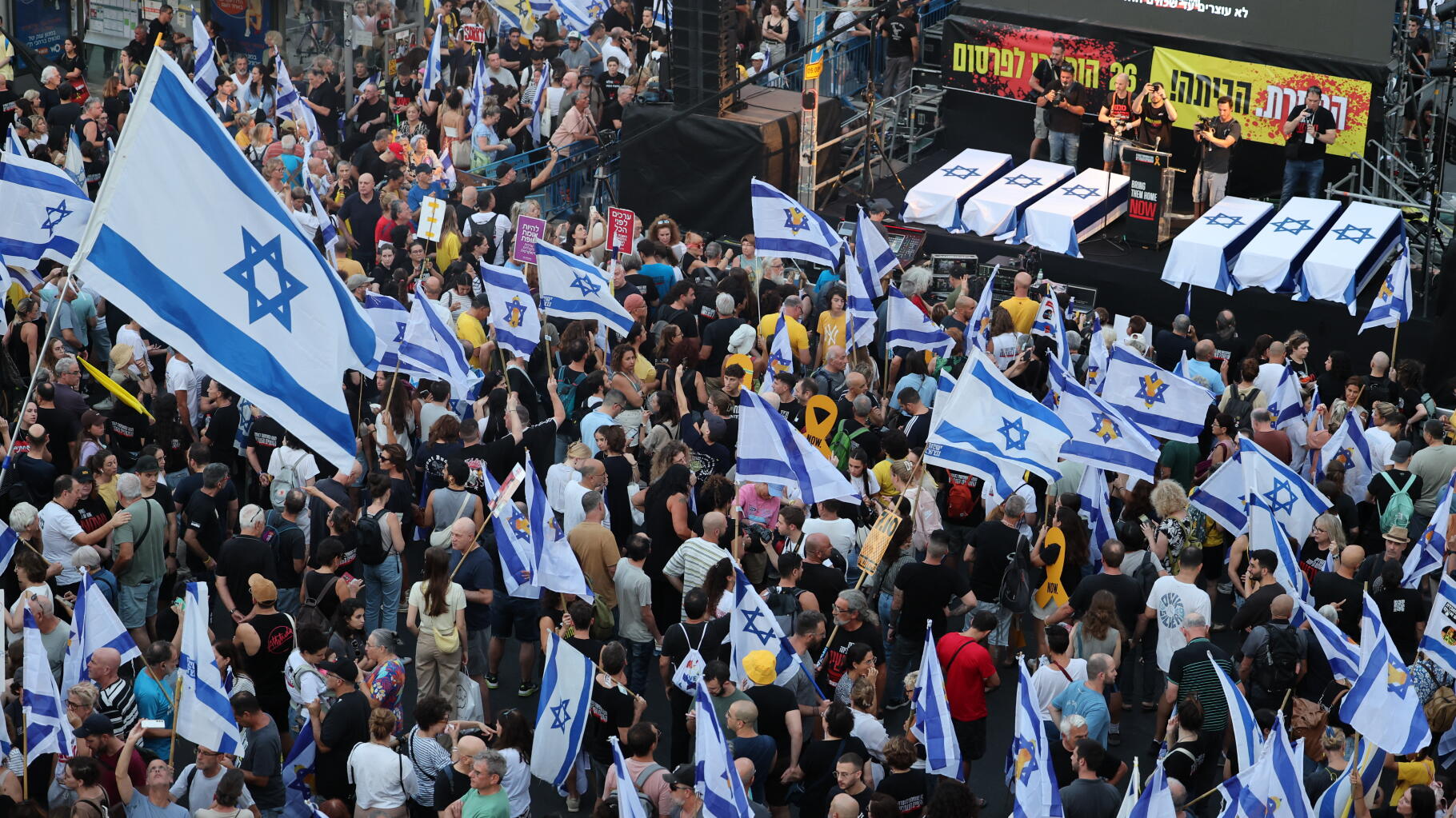 Vue aérienne d'une manifestation pour la libération des otages détenus par le Hamas, à Tel Aviv.