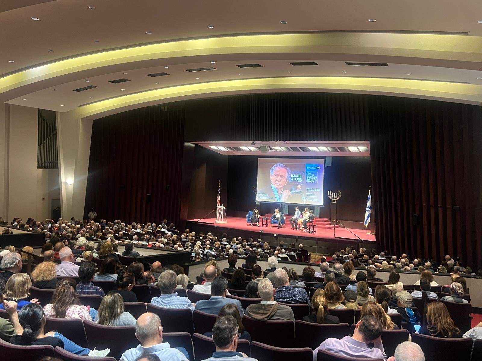 Rencontre dans la grande salle du Temple Emanu-El, à l'occasion de la parution de « Solitude d'Israël », le nouveau livre de Bernard-Henri Lévy, aux EUA.