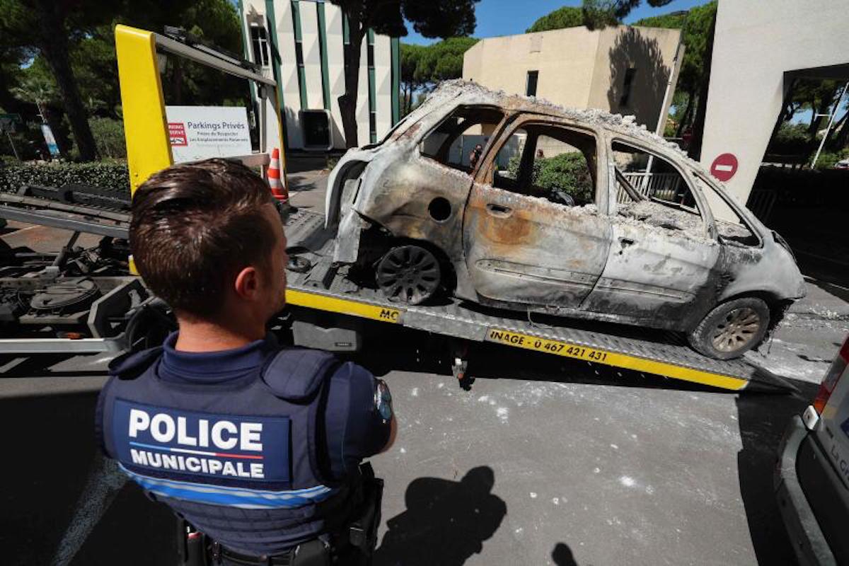 Le 26 août 2024, la police évacue l’un des véhicules incendiés lors de l’attaque contre la synagogue Beth Yaacov, à La Grande-Motte.