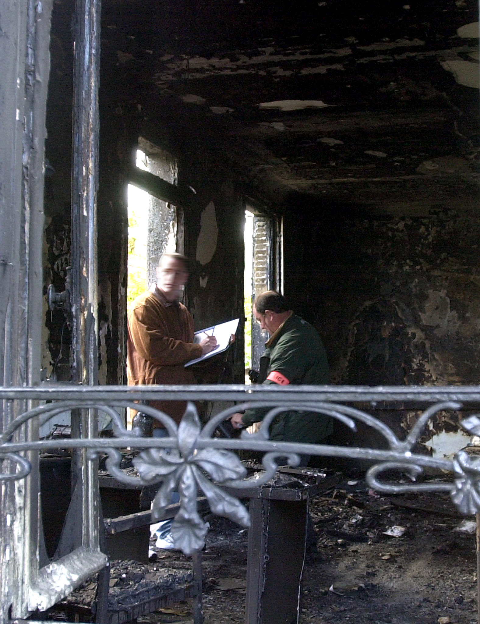 Des policiers inspectent l'intérieur d'une synagogue dans la banlieue parisienne de Bondy, le 13 octobre 2000, à la suite d'un attentat à la bombe incendiaire qui a partiellement détruit le bâtiment.