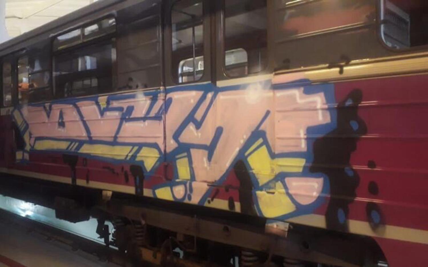 Sur un train, le graffiti de l'artiste français Théo Clerc.