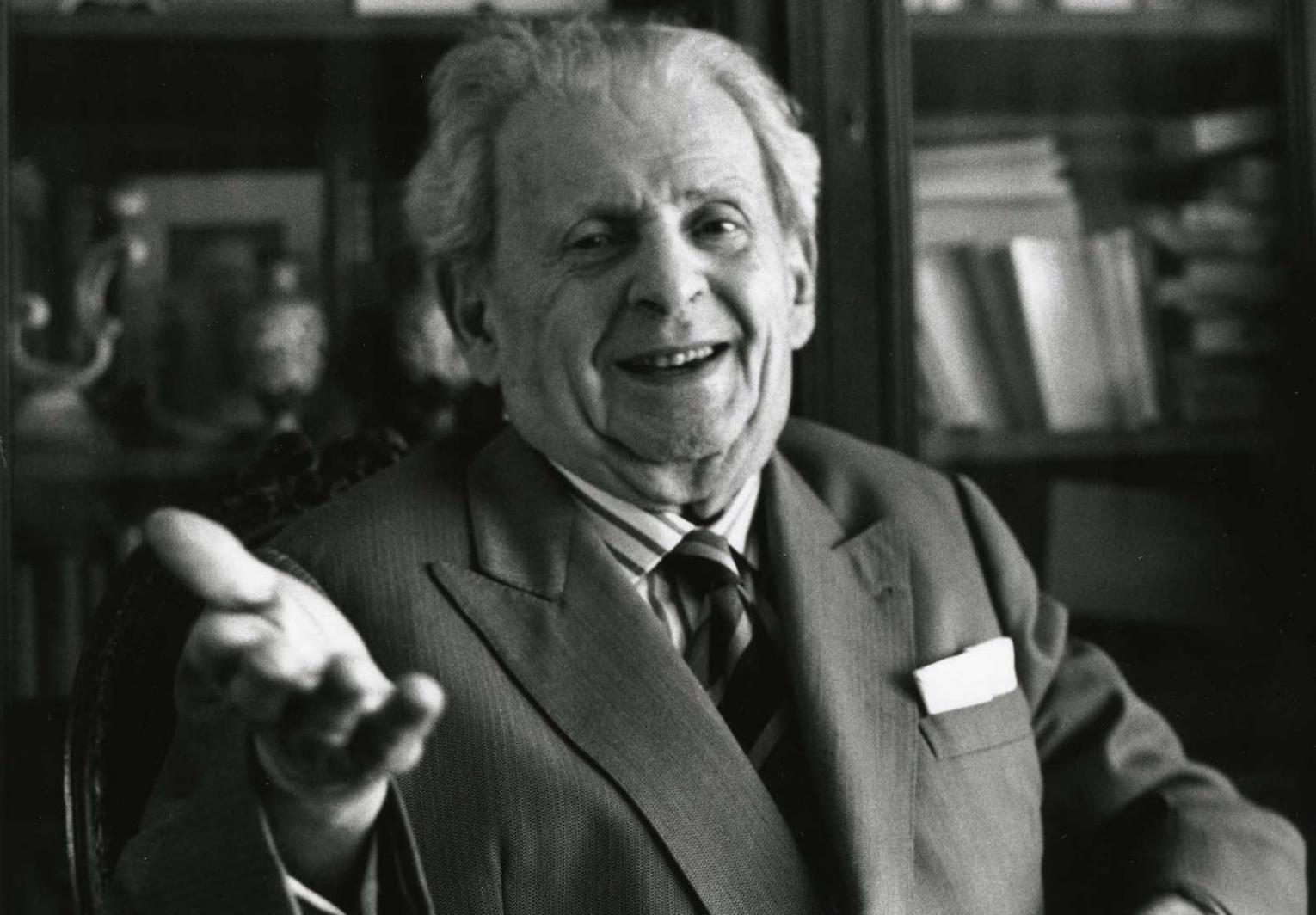 Portrait du philosophe Emmanuel Levinas dans son bureau parisien.