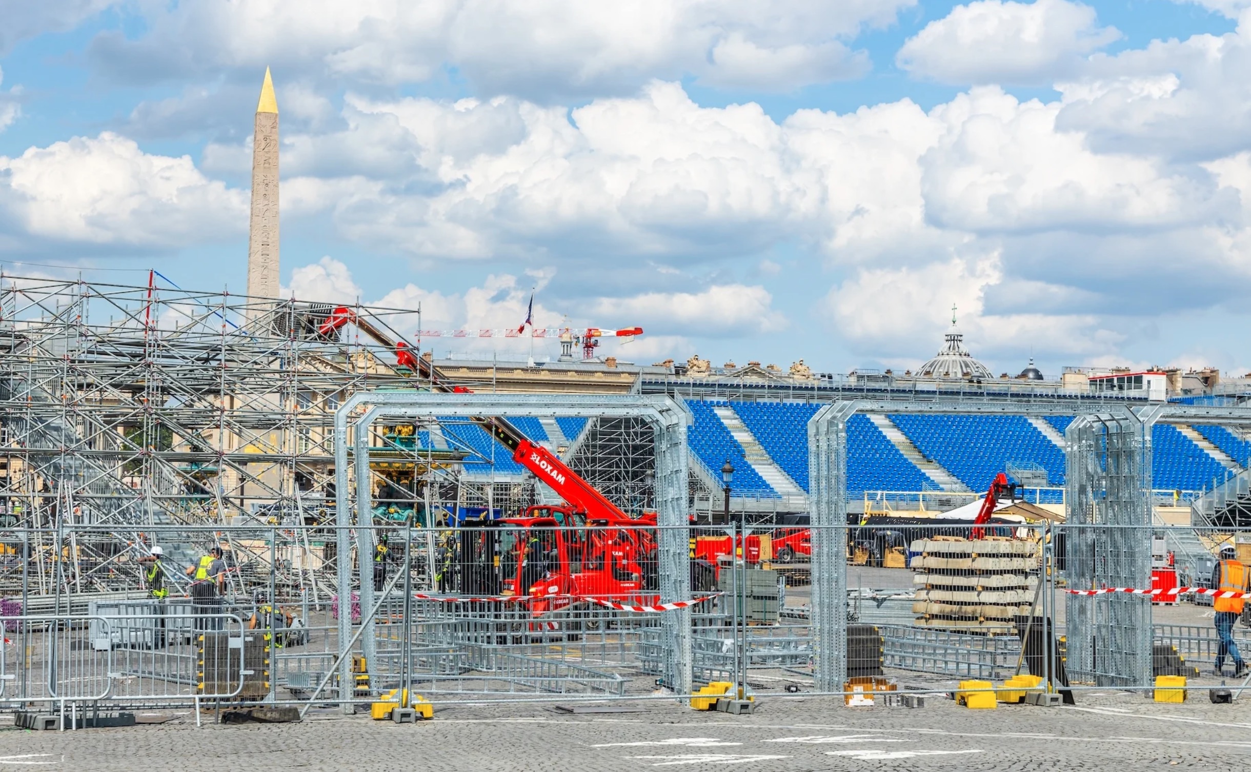 Place de la Concorde, à Paris, des ouvriers désinstallent les tribunes des Jeux Olympiques 2024.