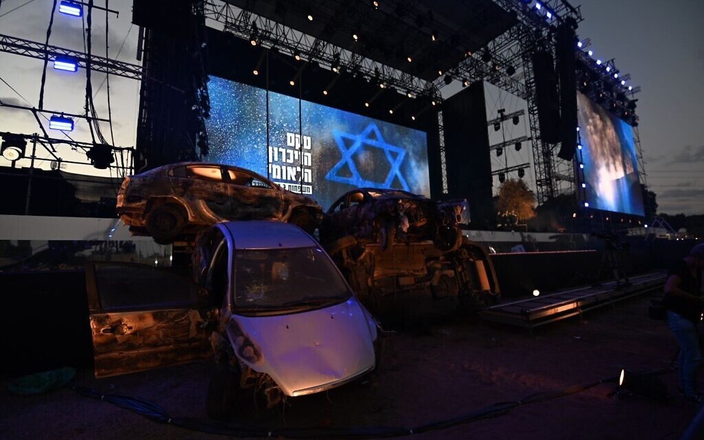 Sur le devant de la scène du Parc Hayarkon de Tel Aviv, voitures détruites lors de la tuerie du Hamas le 7 octobre 2023 étaient visibles à l'occasion des commémorations.