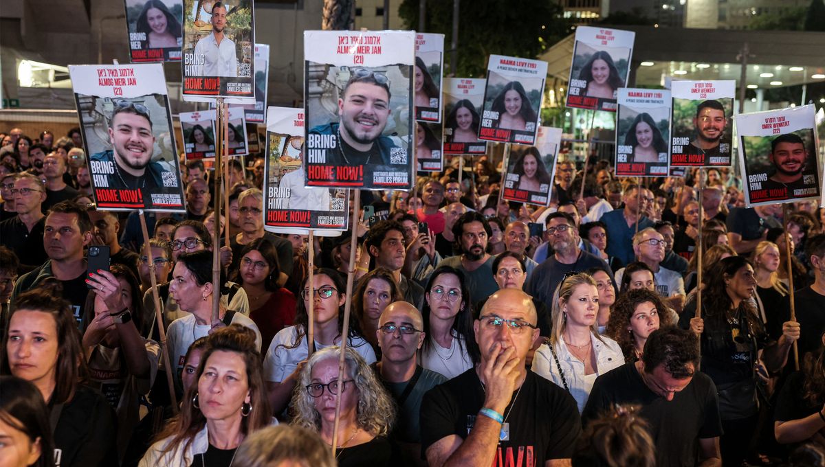 Le Forum des otages de Tel-Aviv en Israël. Une foule brandit des pancartes sur lesquelles on voit des photos des otages israéliens kidnappés par le Hamas.