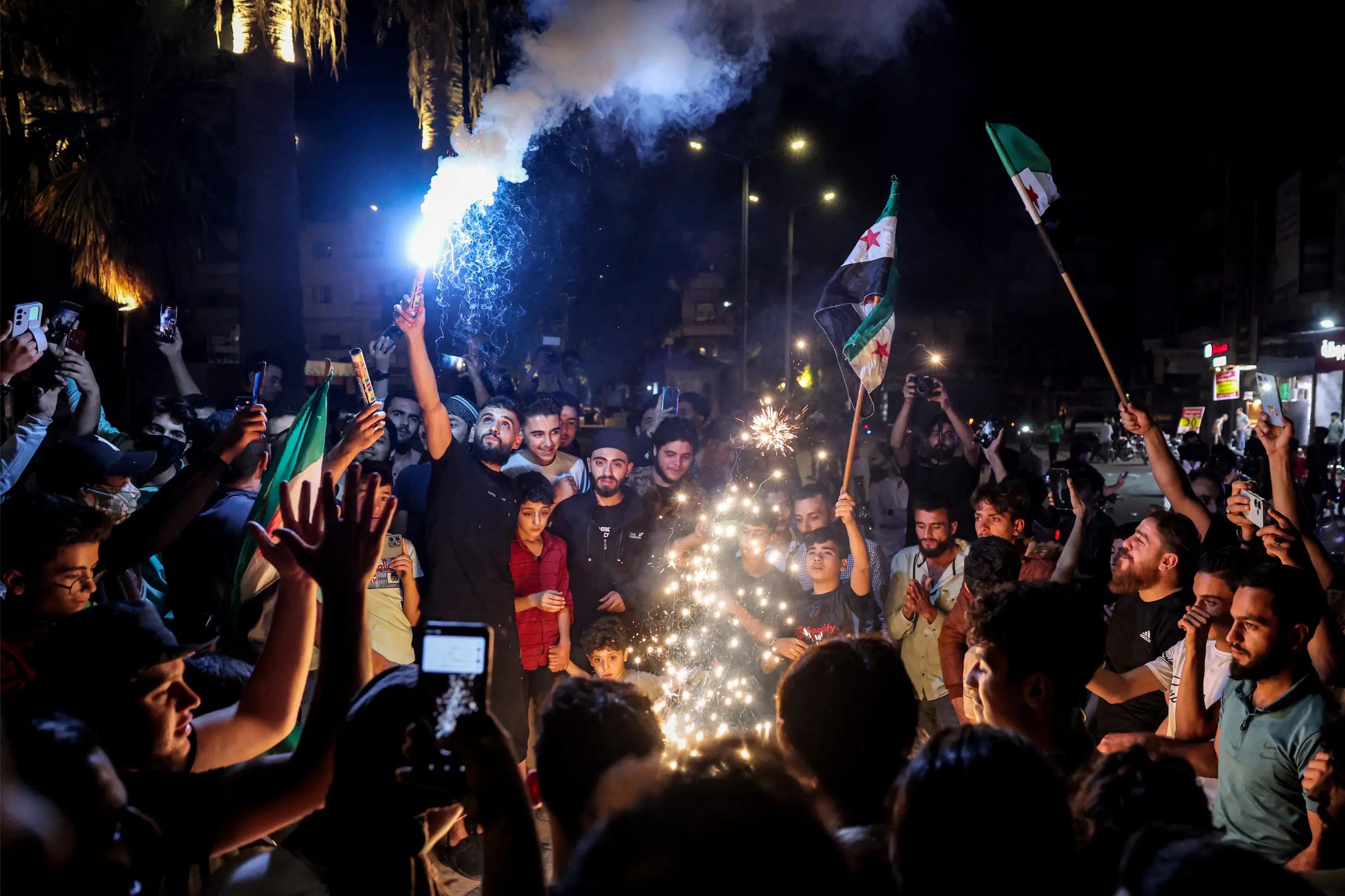 La foule rassemblée à Idlib, ville du nord-ouest de la Syrie, suite à l’annonce de la mort de Hassan Nasrallah, le chef du Hezbollah libanais, lors d'une frappe aérienne israélienne.