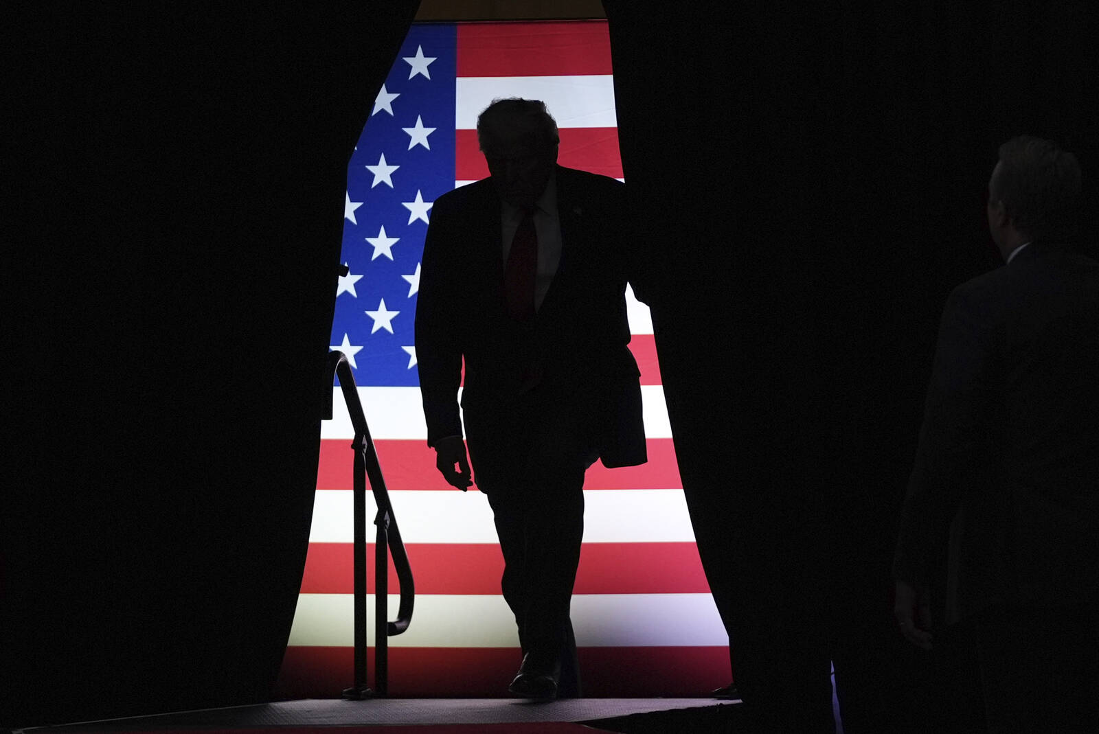 Face au drapeau américain, Donald Trump arrive à un meeting à Pittsburgh.