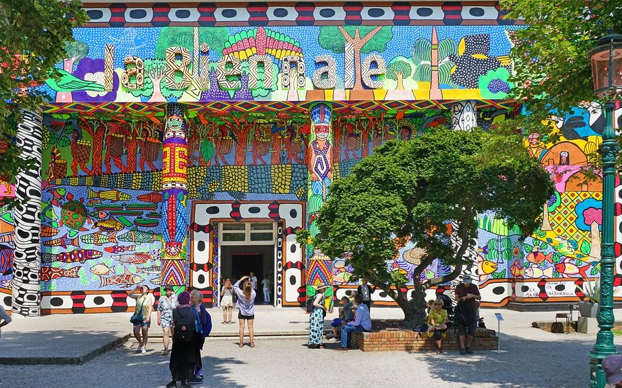 La devanture colorée du Pavillon Huni Kuin à la Biennale de Venise, 2024.