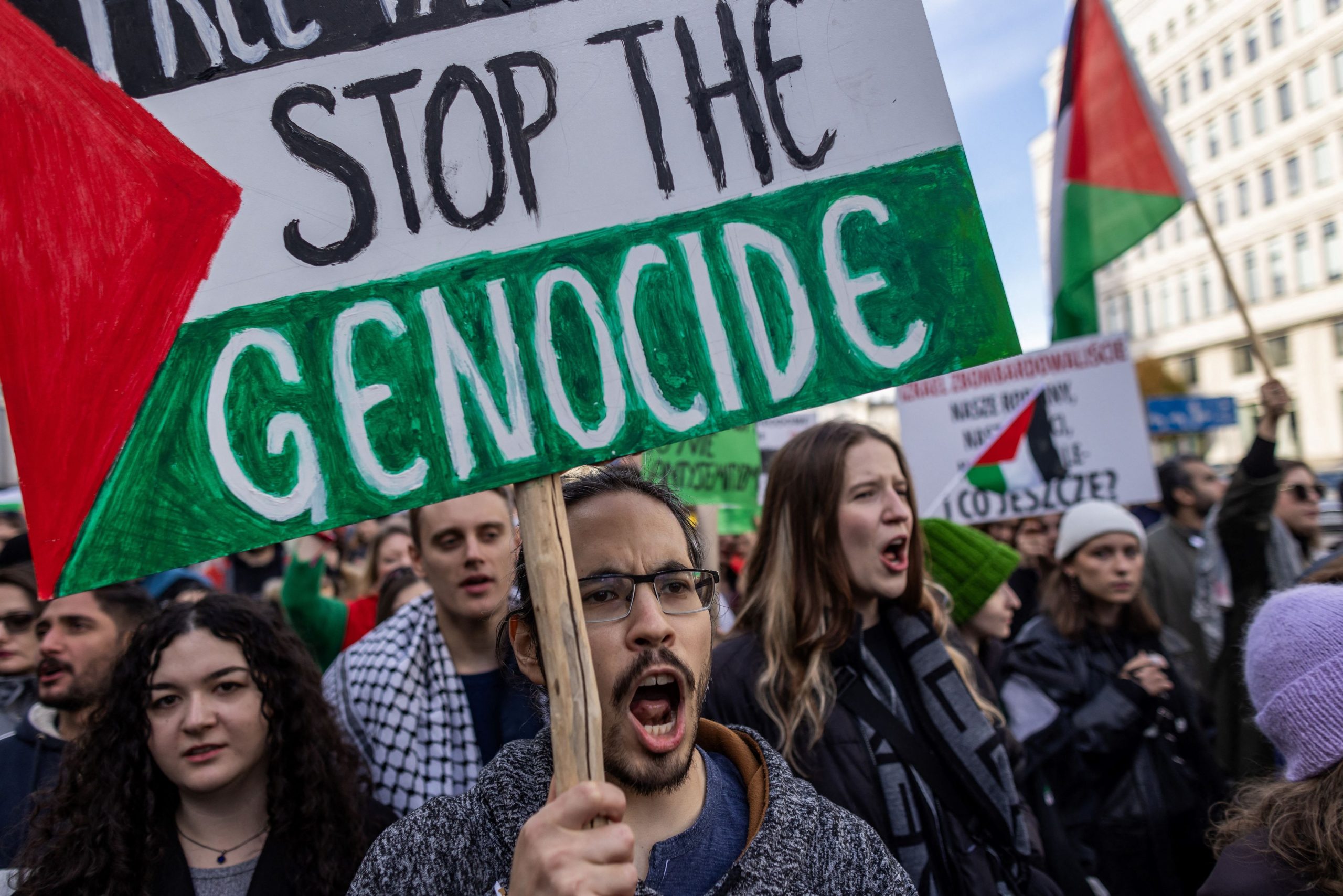 Un manifestant brandit une pancarte portant l'inscription «Stop au génocide» lors d'un rassemblement de solidarité avec les Palestiniens.