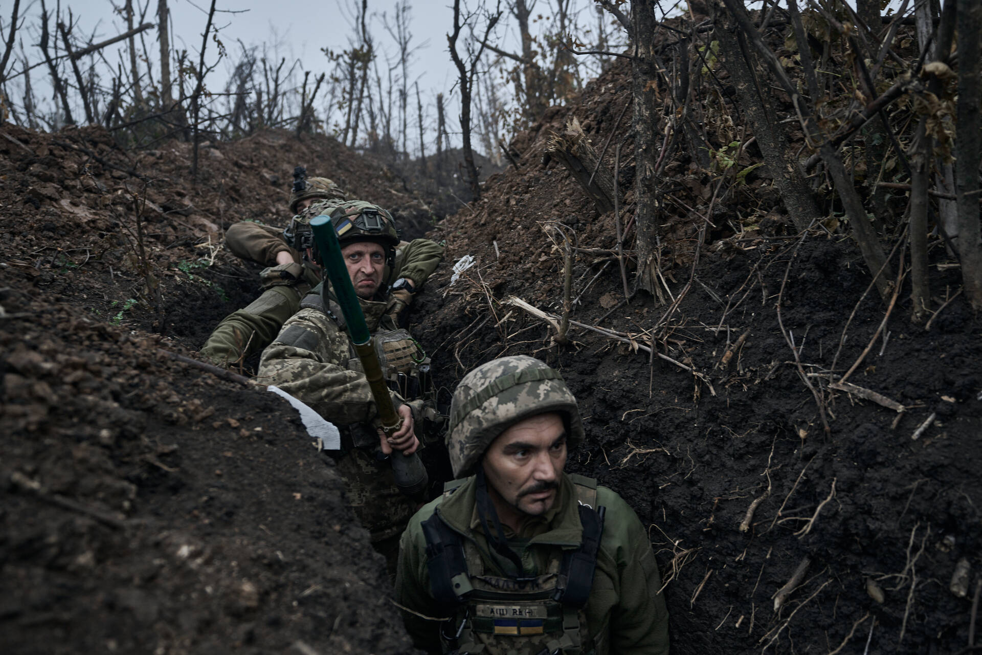 Soldats ukrainiens dans une tranchée, près de Bakhmout.