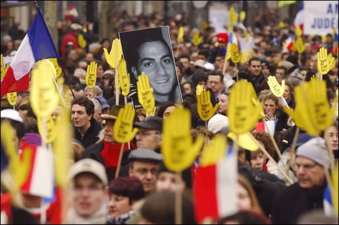 La foule brandit une image de Ilan Halimi, lors d'une manifestation le lendemain de sa mort.