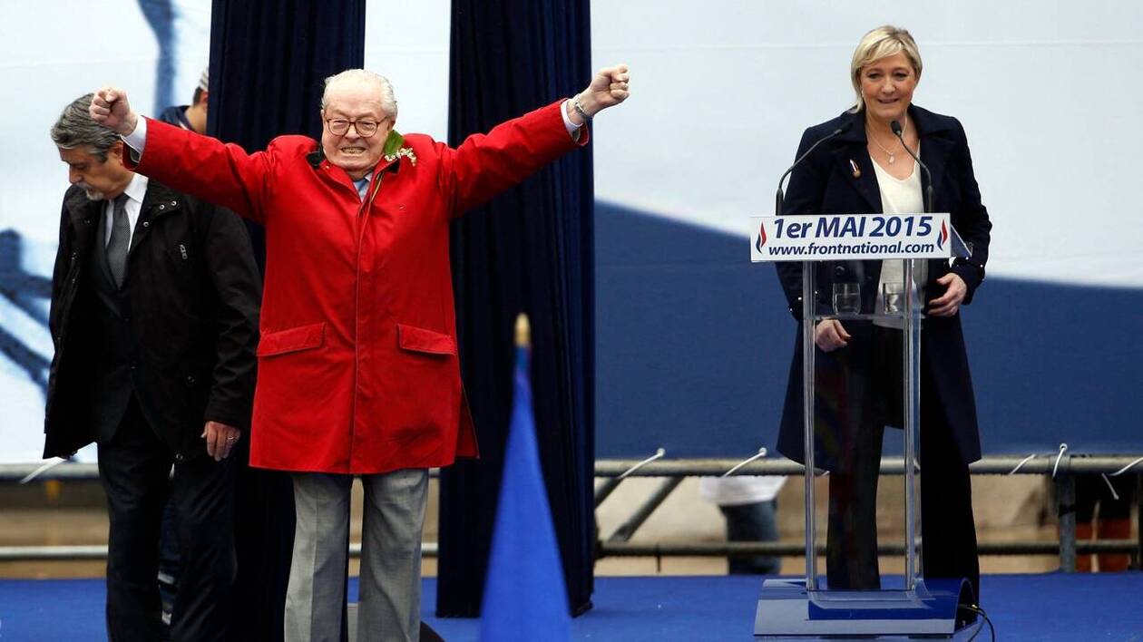 Dans cette photo d'archive prise le 1er mai 2015 à Paris, le fondateur et président d'honneur du parti politique d'extrême droite du Front National (FN), Jean-Marie Le Pen (à gauche), fait des gestes sur scène tandis que la présidente du FN, Marine Le Pen (à droite), regarde lors du rassemblement annuel du parti en l'honneur de Jeanne d'Arc.