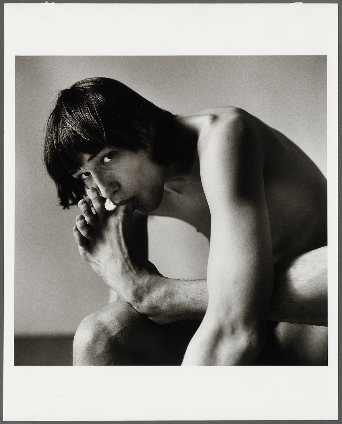 Le mannequin Daniel Schook pose pour le photographe Peter Hujar en train de sucer son pouce.