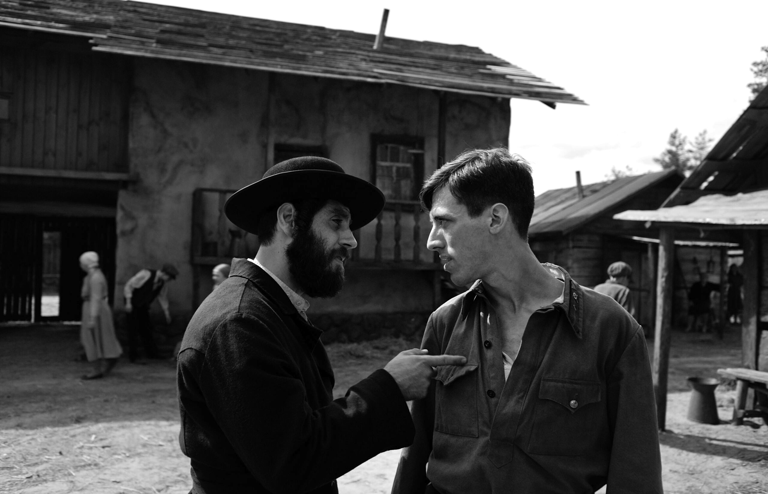 Lors d'une scène en noir et blanc du film « Stthl », deux hommes dialoguent.