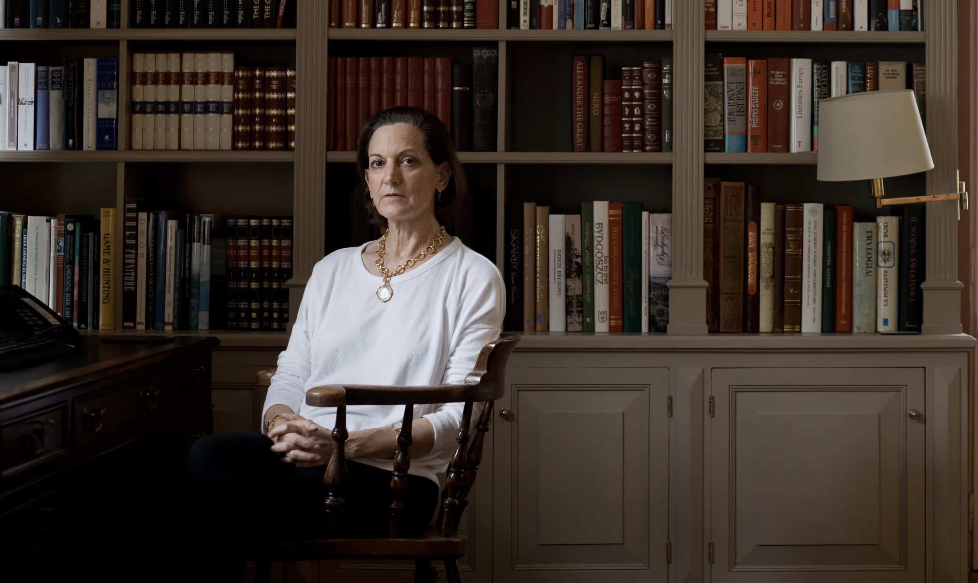 Anne Applebaum dans sa maison, en Pologne, elle est assise devant sa bibliothèque