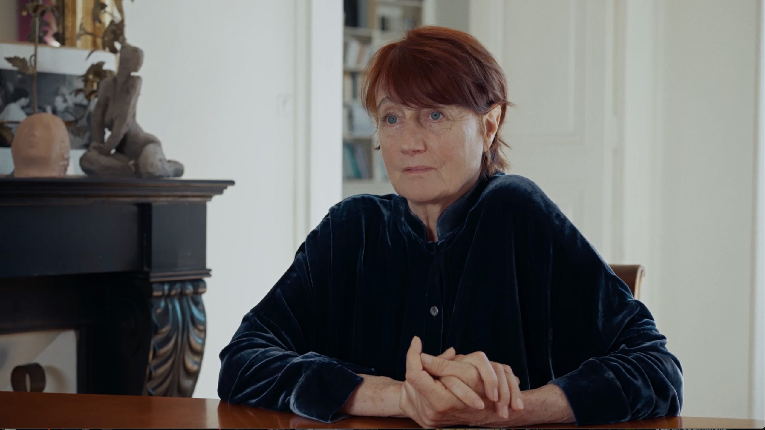 La directrice de la photo Caroline Champetier est assise à table dans son domicile parisien