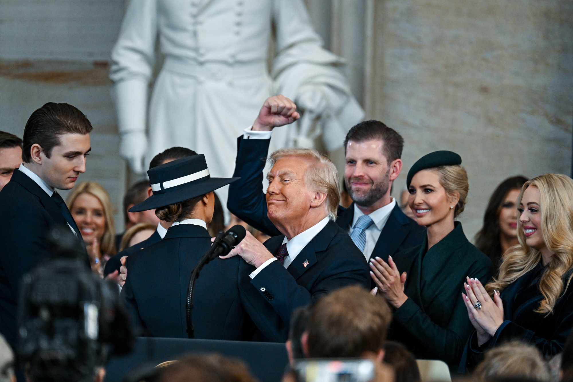 Donald Trump, le poing serré lors de son investiture, devant le Capitole.