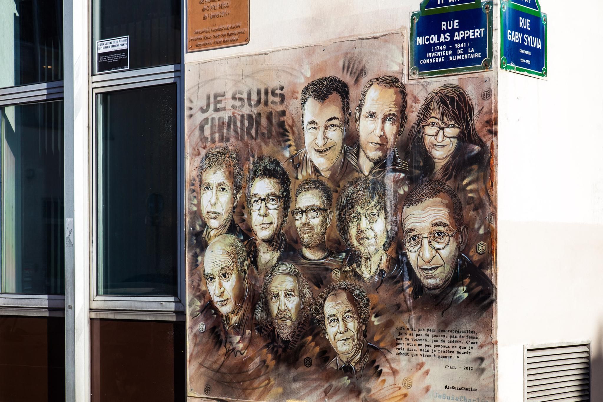 Fresque murale avec les visages des victimes de l'attentat terroriste contre la rédaction de Charlie Hebdo.