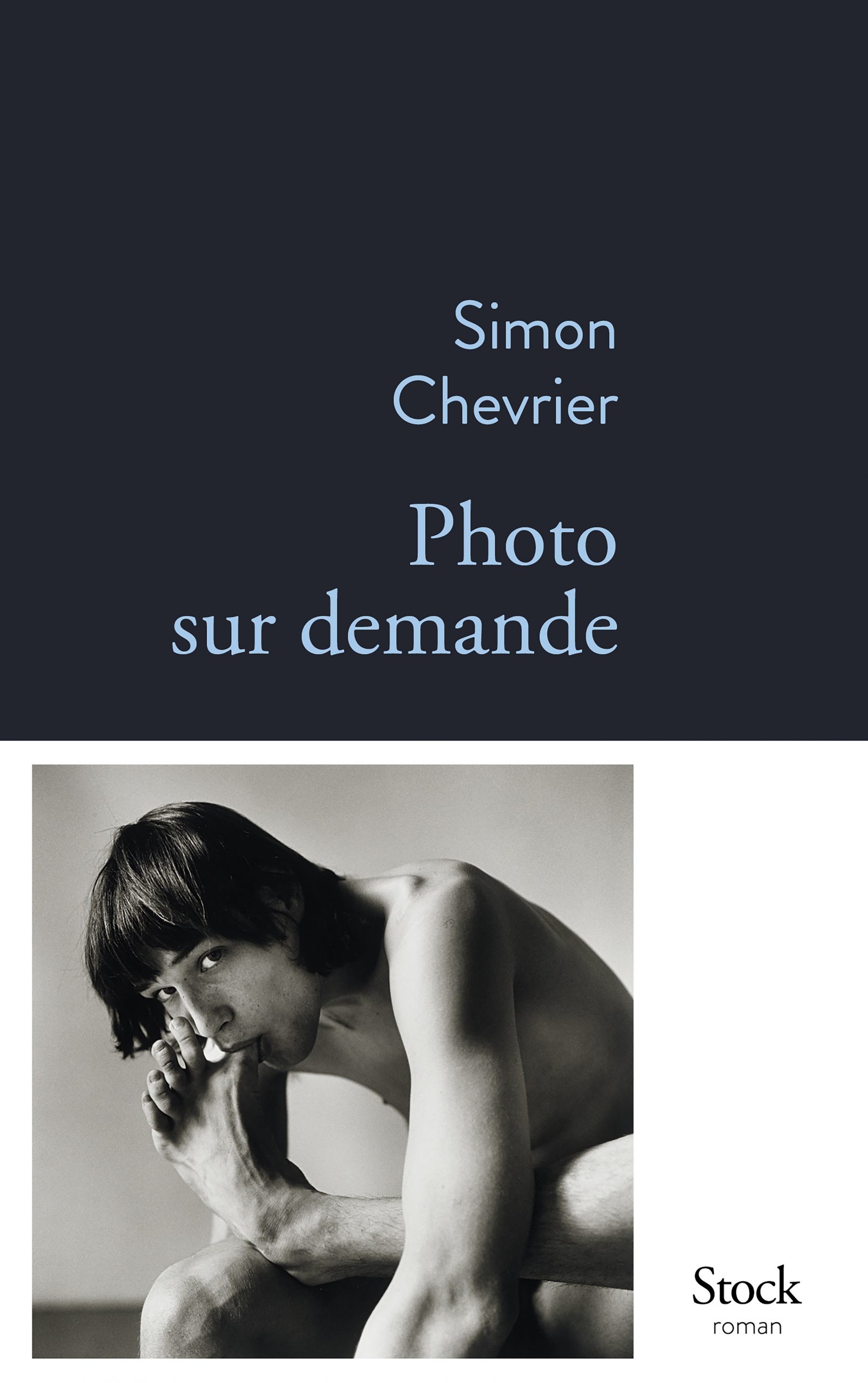 « Photo sur demande » de Simon Chevrier, publié chez Stock le 2 janvier 2025. Couverture.