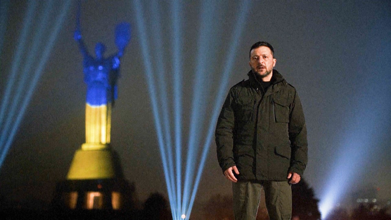 Face à l Laplace du Maïdan, le président ukrainien Volodymyr Zelensky formule ses vœux pour 2025, à Kiev, en Ukraine.