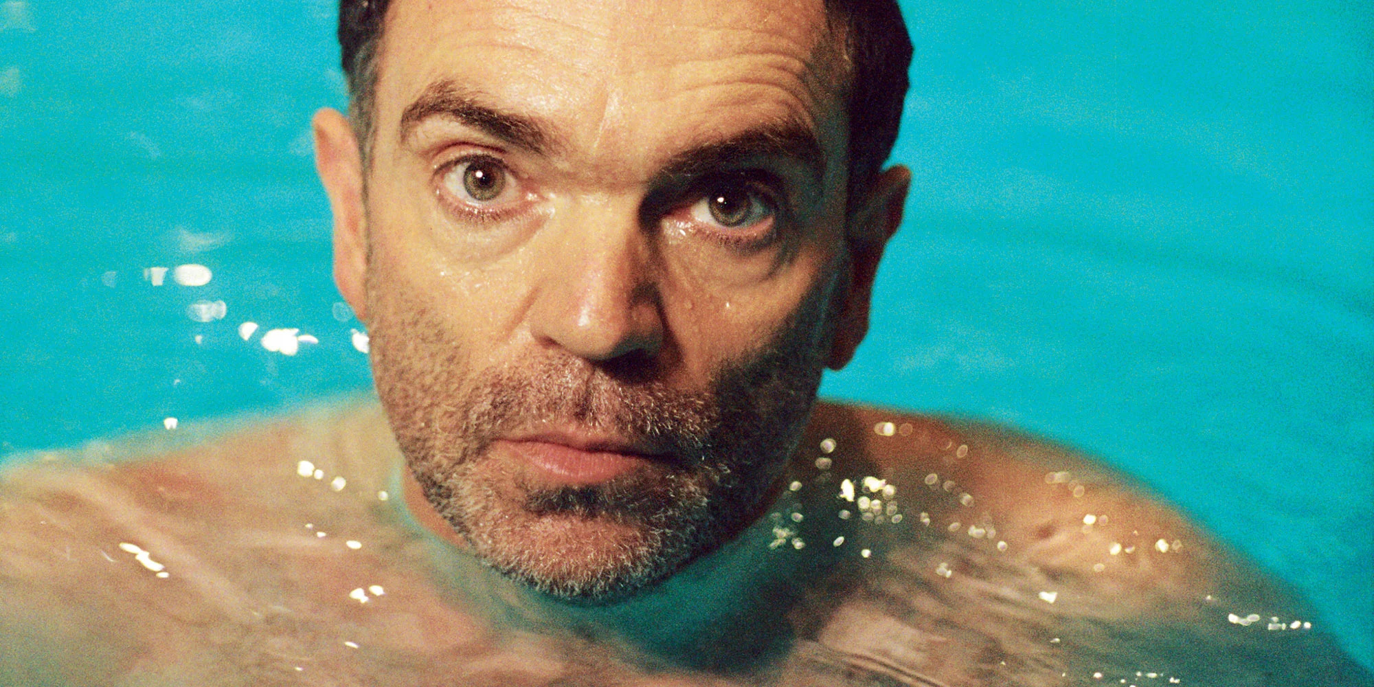 Yann Moix dans une piscine