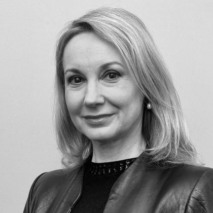 Portrait en noir et blanc de la journaliste ukrainienne Alla Poedie