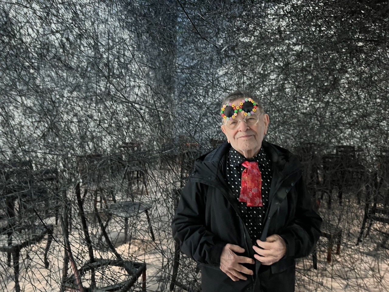 Fernando Arrabal devant «In Silence», dans le cadre de l'exposition «Chiharu Shiota. The Soul Trembles» au Grand Palais