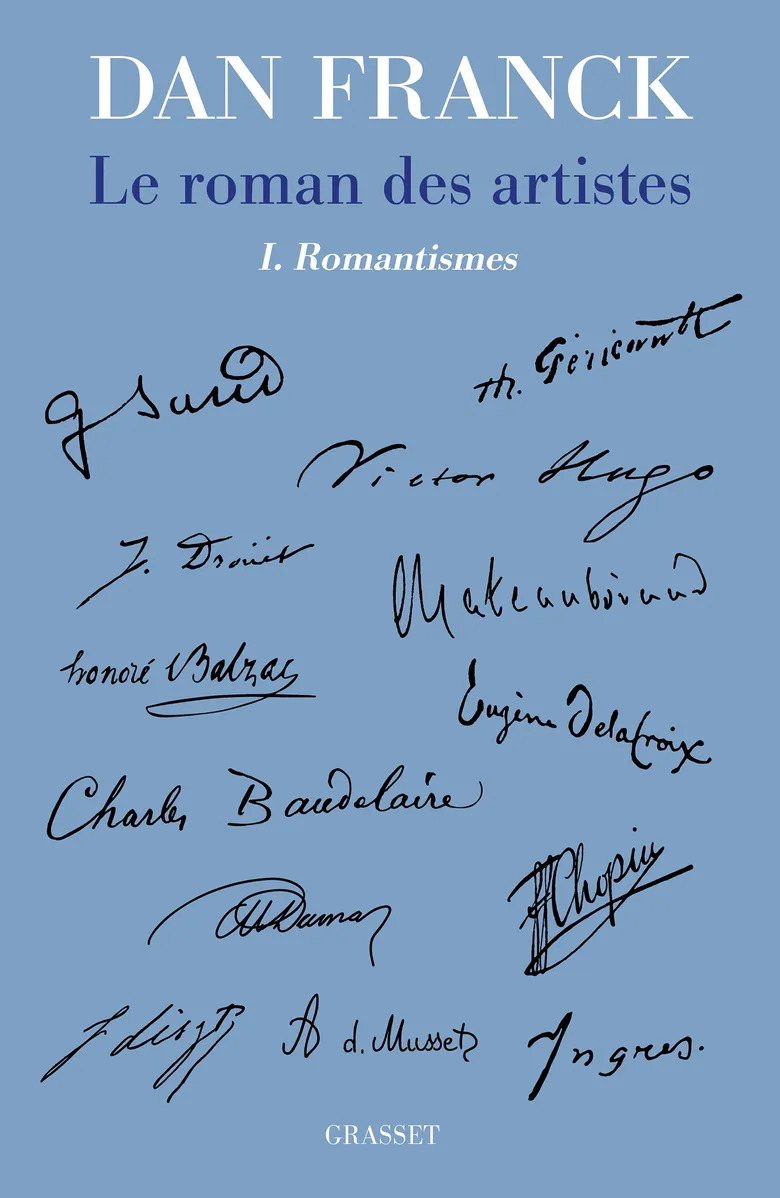 Couverture du livre de Dan Franck, «Le roman des artistes, 1. Romantismes», publié chez Grasset le 2 octobre 2024. La couverture est bleue avec des signatures manuscrites de grands artistes tels que Victor Hugo, Baudelaire, Balzac, Chopin, Dumas, Musset, Ingres, Delacroix.