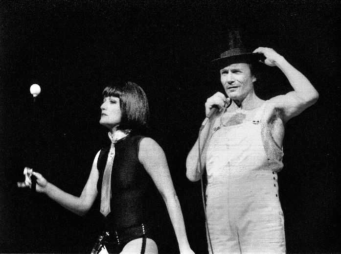 Photo en noir et blanc de Yolanda Farr et José Luis Pellicena dans «Le Roi Sodome» de Fernando Arrabal, mise en scène de Miguel Narros au Teatro María Guerrero de Madrid en mai 1983.