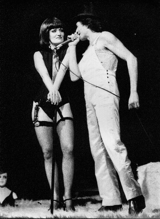 Photo en noir et blanc de Yolanda Farr et José Luis Pellicena dans «Le Roi Sodome» de Fernando Arrabal, mise en scène de Miguel Narros au Teatro María Guerrero de Madrid en mai 1983.