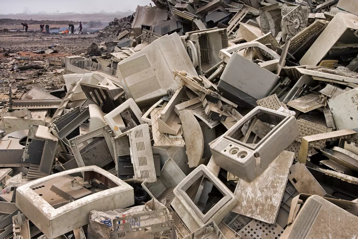 Les montagnes de déchets électroniques d'Agbogbloshie, à Accra, au Ghana. On voit des carcasses d'ordinateurs empilés par centaines.