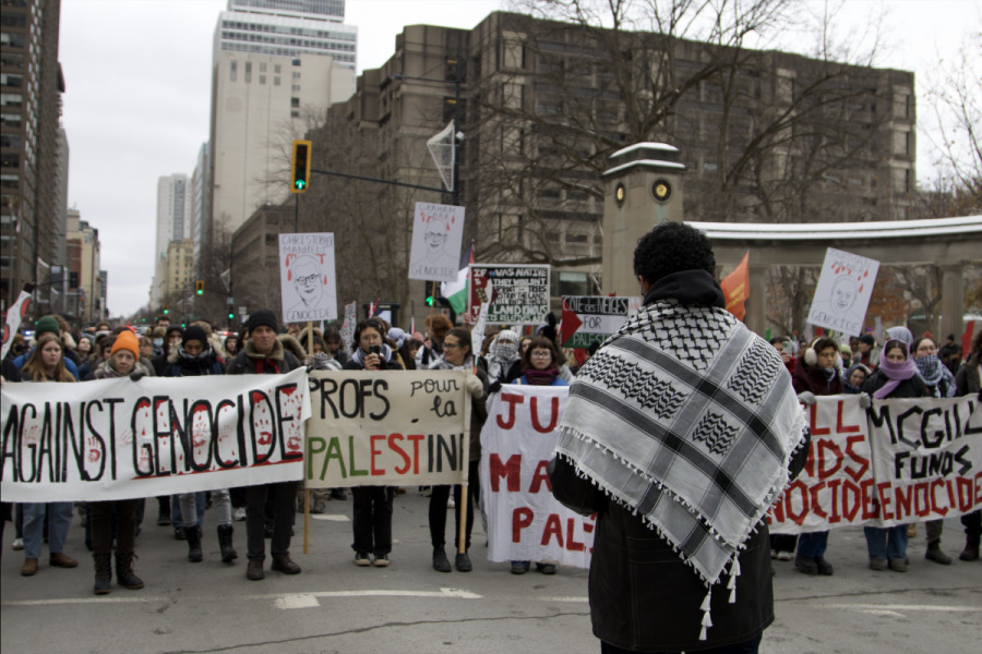 Les étudiants de l'Université Concordia, de l'Université McGill et de l'Université du Québec à Montreal manifestent contre la défense israélienne. On voit des bandelores avec écrit "against génocide"