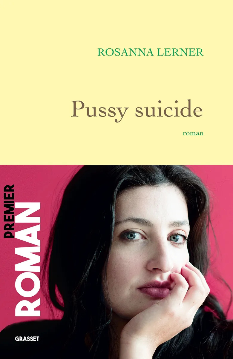 Couverture de «Pussy suicide», roman de Rosanna Lerner publié chez Grasset. La couverture du livre est jeune avec un bandeau avec un portrait de l'autrice Rosanna Lerner.