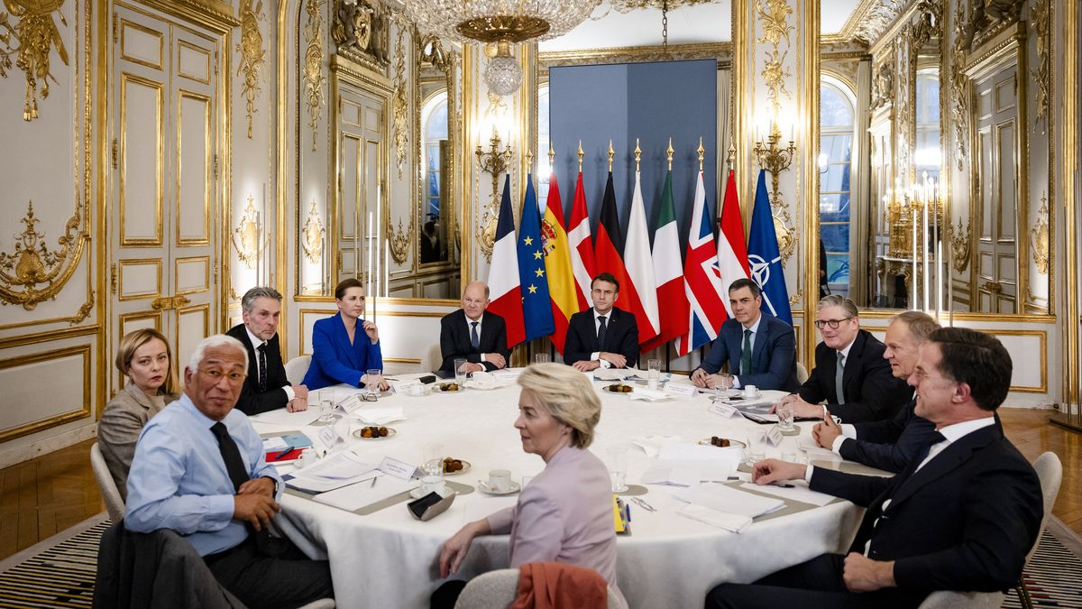 Des chefs de gouvernements et d'États européens dont Olaf Scholz (chancelier allemand), Giorgia Meloni (Première ministre italienne), Pedro Sanchez (Premier ministre espagnol), Antonio Costa (Président du Conseil européen), Ursula von der Leyen (Présidente de la Commission européenne), se réunissent autour d’Emmanuel Macron l'Élysée à Paris, le 17 février 2025, pour évoquer la guerre de la Russie contre l’Ukraine.