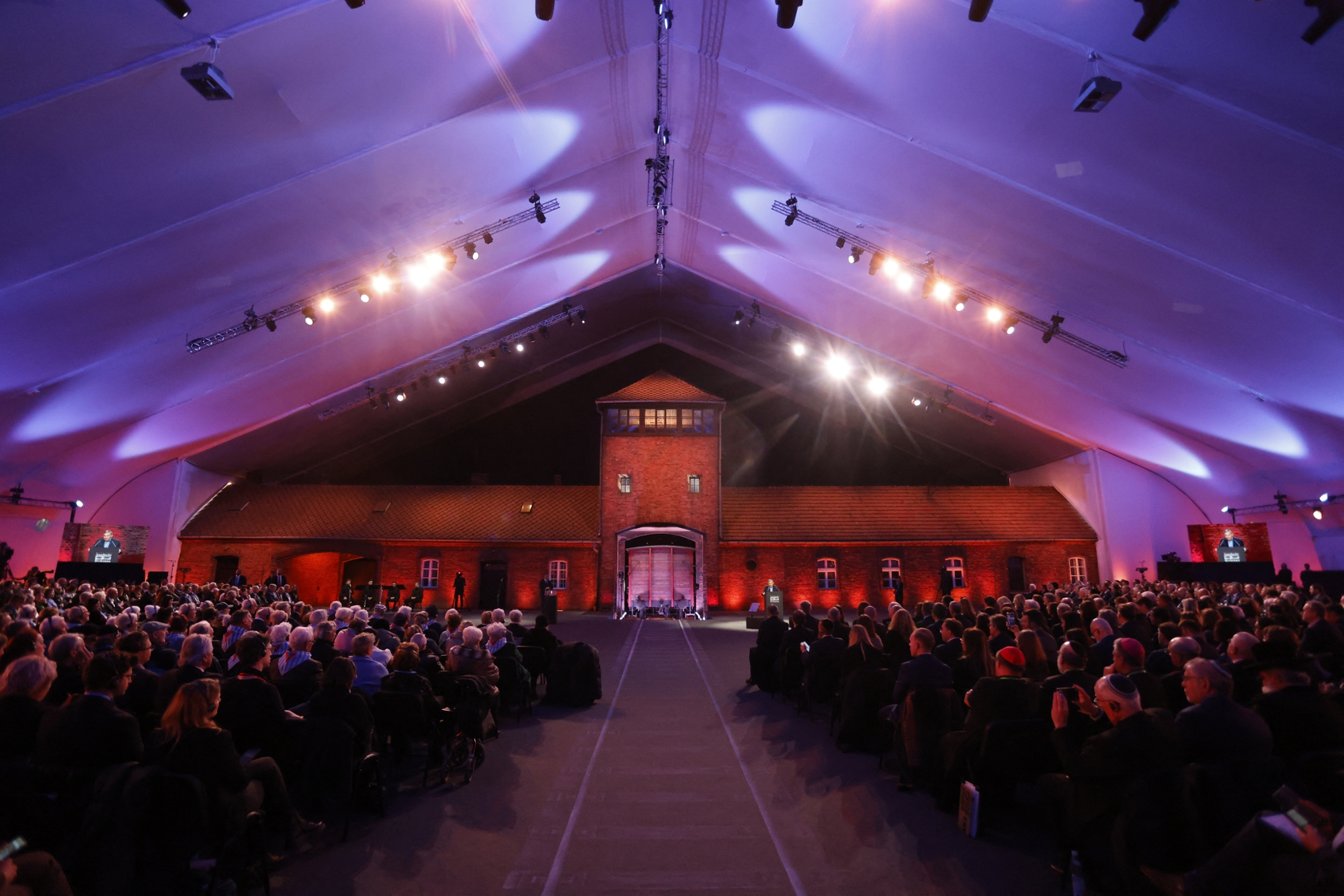 Vue sur le public lors des commémorations des 80 ans de la libération d'Auschwitz.