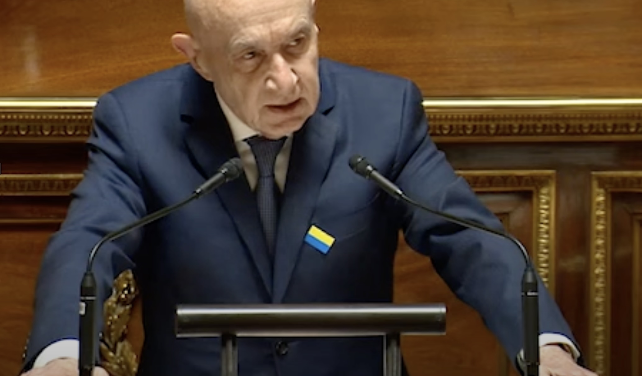 Claude Malhuret, le sénateur et président du groupe Les Indépendants, est face au pupitre lors de son allocution au Sénat.