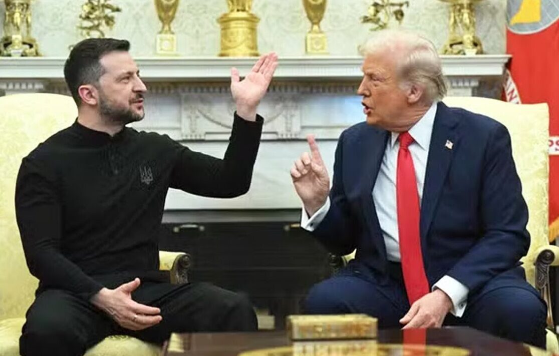 Le président américain Donald Trump et le président ukrainien Volodymyr Zelensky se rencontrent dans le bureau ovale. Donald Trump pointe du doigt son homologue ukrainien.