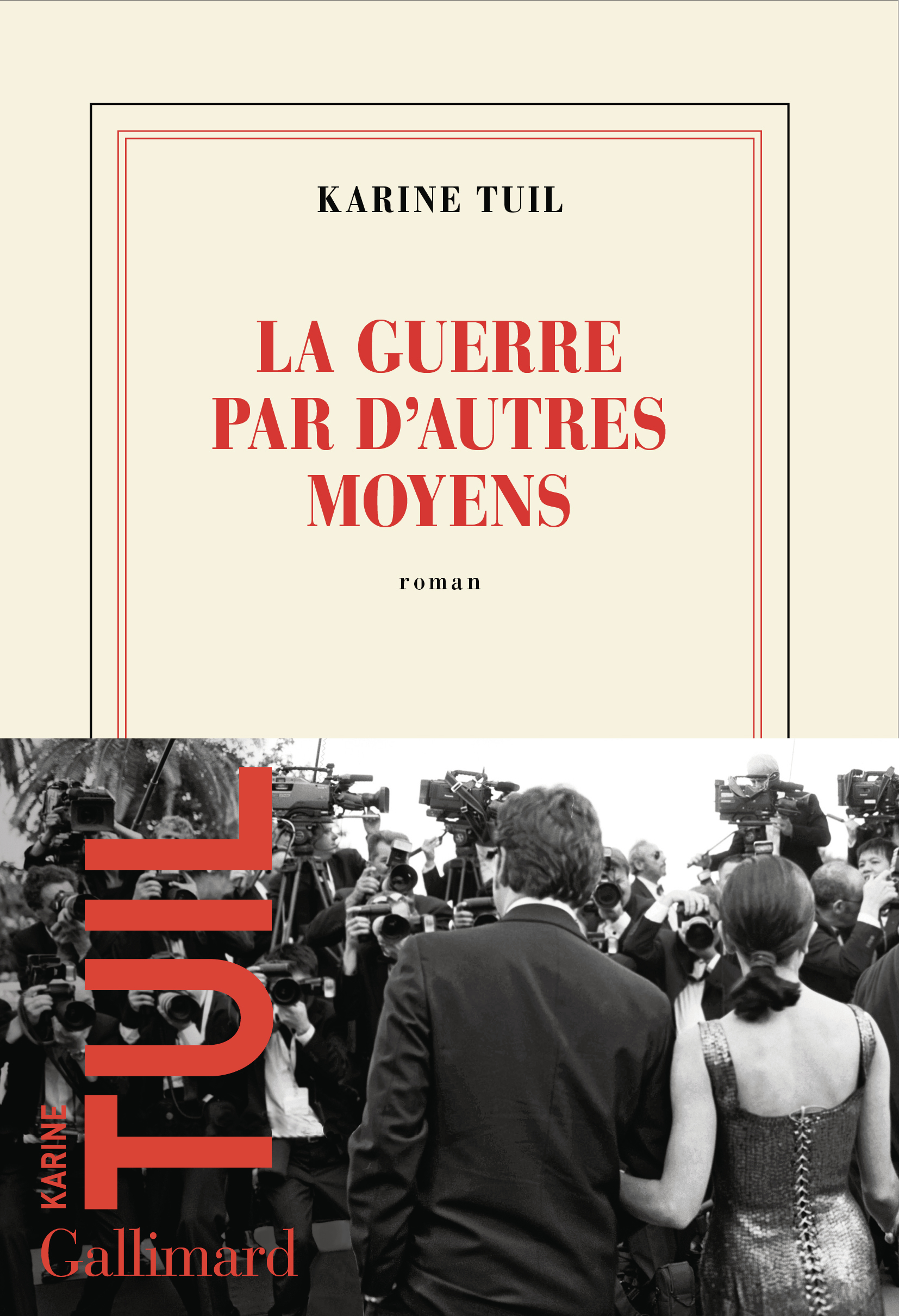 Couverture de «La guerre par d'autres moyens», roman de Karine Tuil publié chez Gallimard, dans la collection blanche.