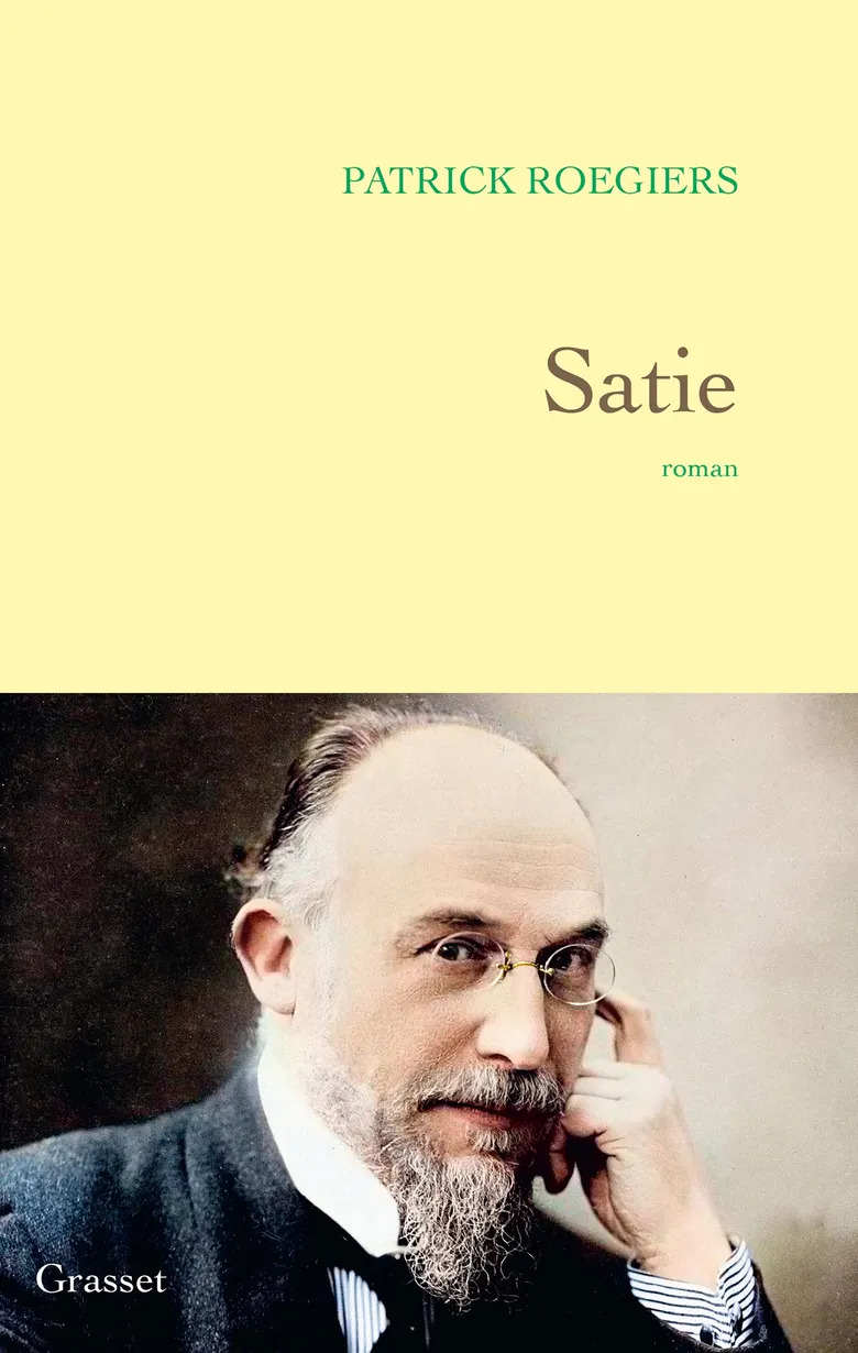 Couverture de «Satie», roman de Patrick Roegiers, publié chez Grasset dans la collection jaune. La couverture est jaune avec un bandeau composé d'un portrait de Satie, une photo recolorisée.