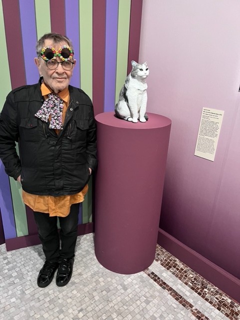 Fernando Arrabal pose a coté d'une sculpture de chat