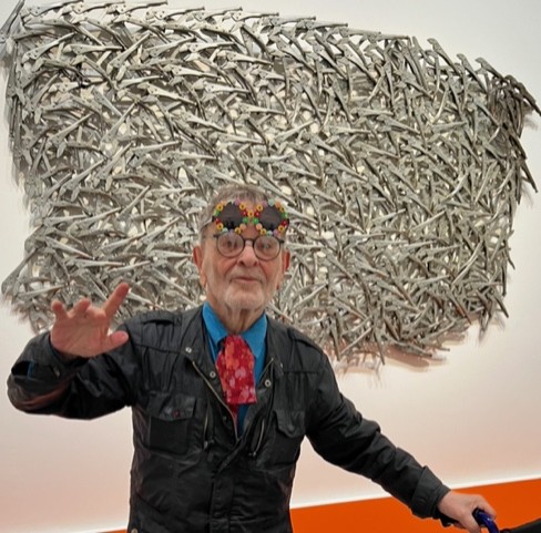 Fernando Arrabal lors de l’exposition «Tous Léger» au Musée du Luxembourg, devant «The Birds 11» de Arman.